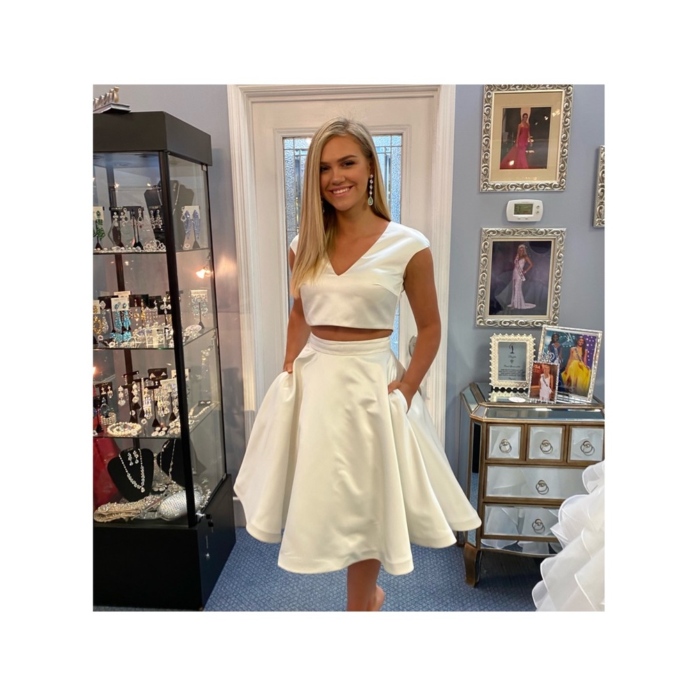 Brand new Ashley Lauren cocktail dress Size 4!